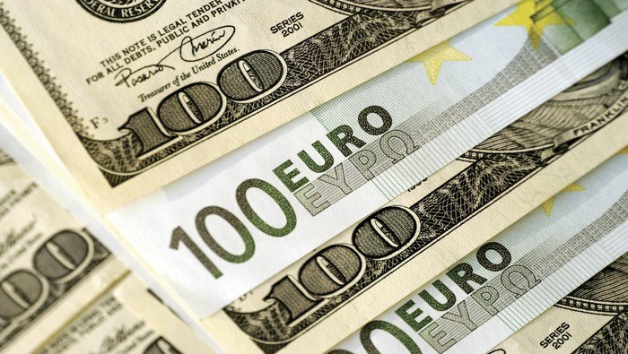 EUR/USD Tepid Amid Market Consolidation, USD/CAD Forges Bearish Double Top